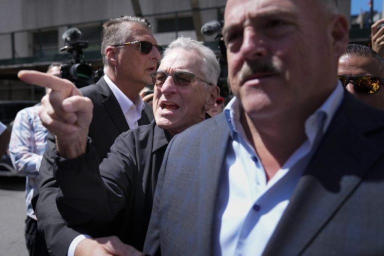 Robert De Niro fights with people who support Trump.