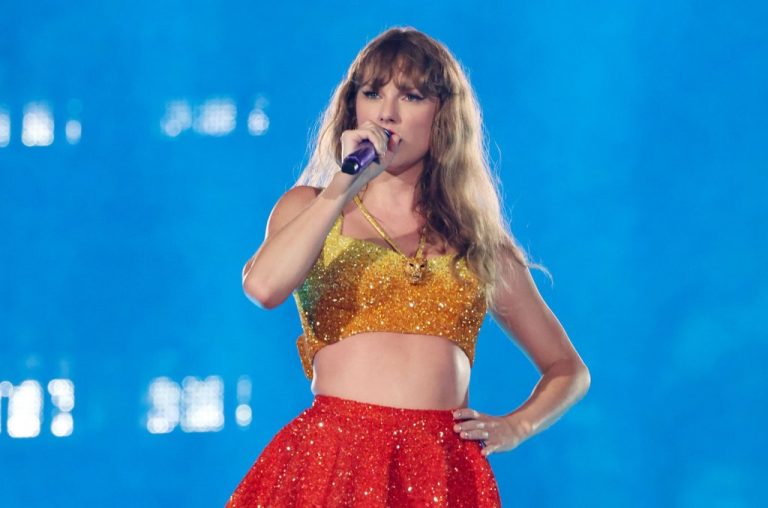 Taylor Swift and Travis Kelce wore Kansas City Chiefs colors at a show in Paris.