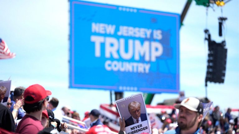 Trump talks to many fans at New Jersey rally