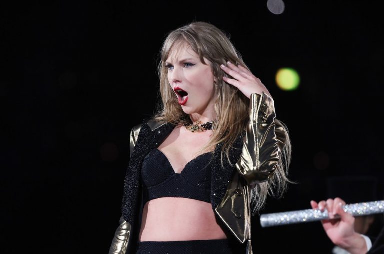 Watch how Taylor Swift handles wardrobe malfunction on tour.