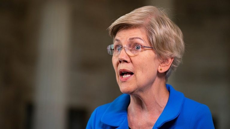 Elizabeth Warren advises Democrats to hold their ground on tax increases in the upcoming battle over Trump-era tax cuts.