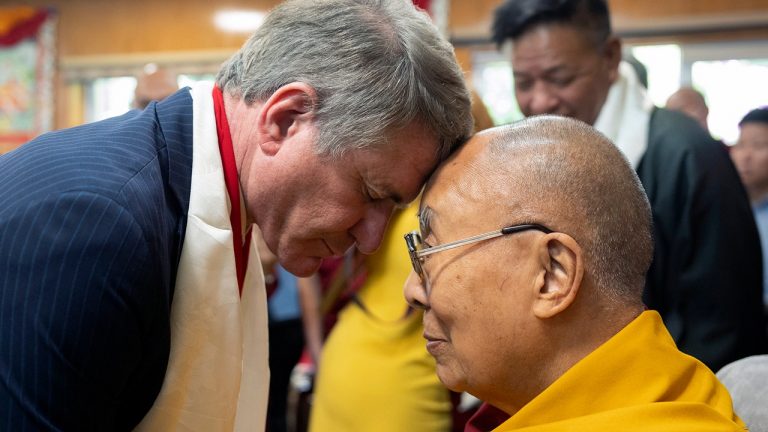US officials upset China by visiting Dalai Lama in India