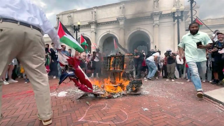 VP Harris responds to Hamas supporters protesting outside Union Station in Washington D.C.