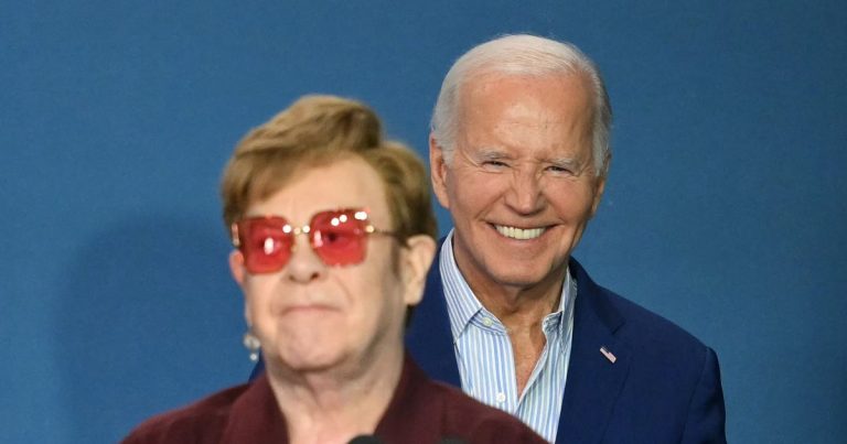 Joe Biden responds to Elton John’s curse on stage with a simple hand gesture.