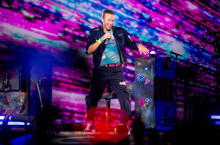 Chris Martin and Maggie Rogers performed Taylor Swift’s ‘Love Story’ in Vienna.