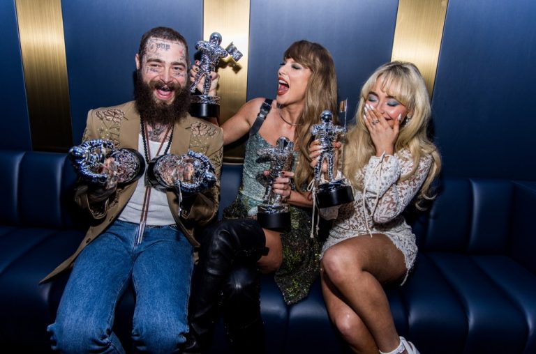 Taylor Swift, Sabrina Carpenter, and Post Malone take pictures at the VMAs.