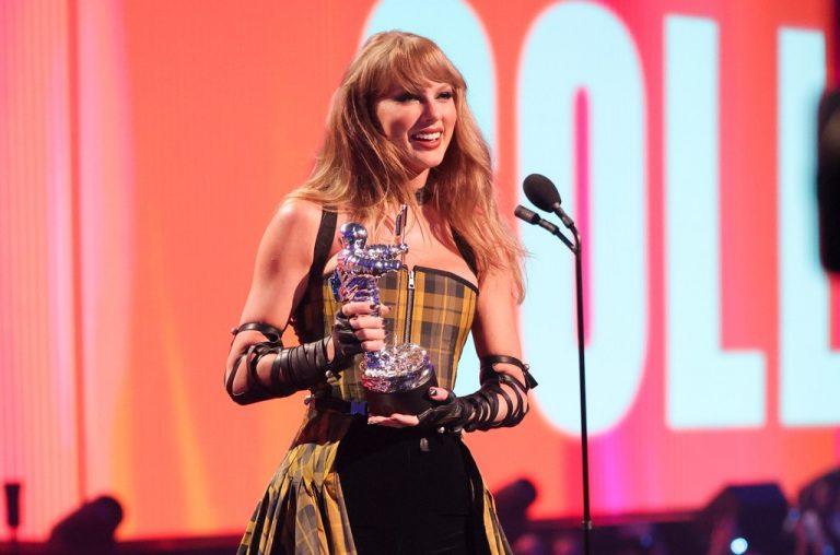 Taylor Swift and Beyonce are now tied as the top winners in MTV VMA history.