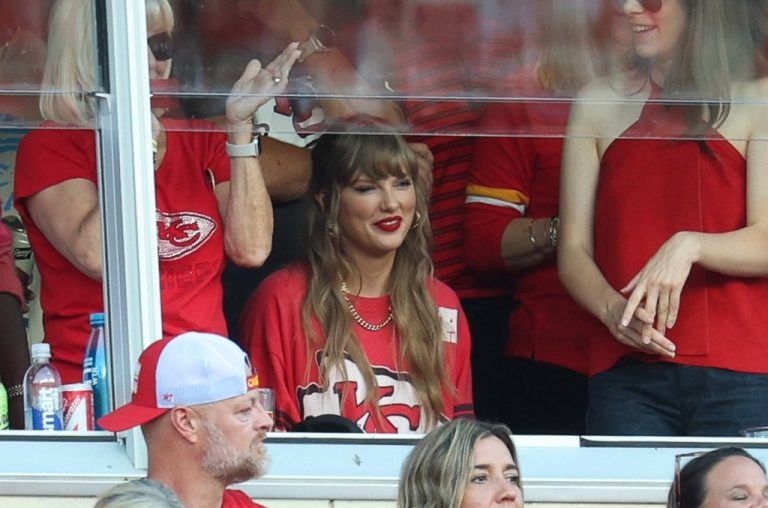 Watch Taylor Swift fangirl over Travis Kelce at Chiefs-Bengals game
