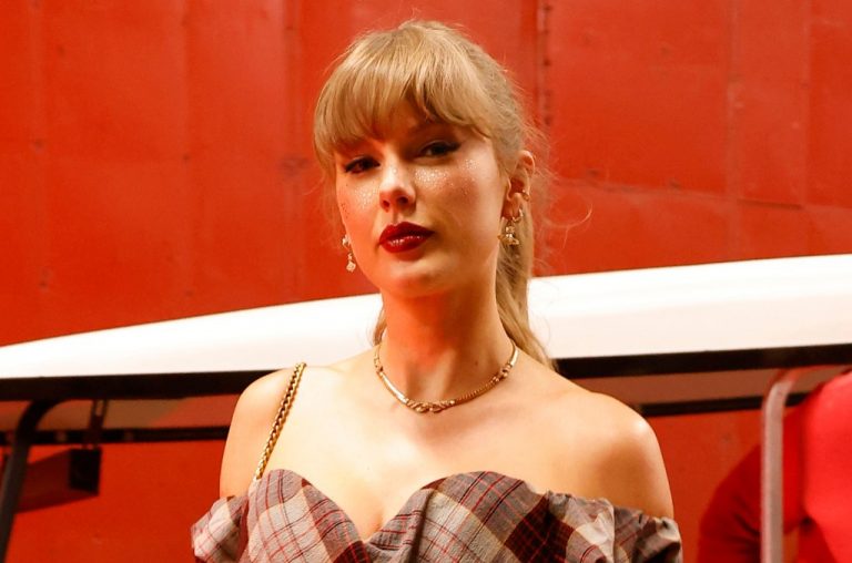 Taylor Swift and Brittany Mahomes recreate photo of baby bump on game day.